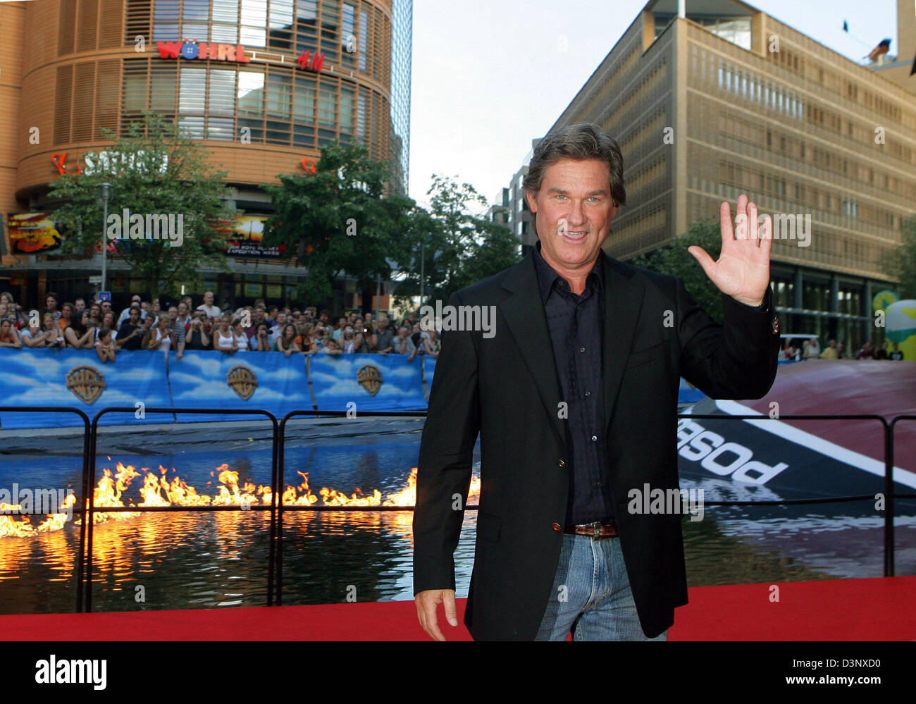 US actor Kurt Russell waves to the photographers at the premiere of 'Poseidon' in the Berlinale palace in Berlin, Germany, Tuesday, 11 July 2006. The movie about a catastrophe on a cruise liner will open 12 July 2006. Photo: Jens Kalaene Stock Photo