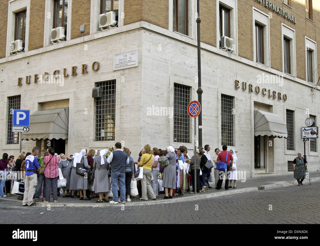 The picture shows the entrance area of Euroclero, a shop for clerical clothes, in which Pope Benedict XVI. is a customer in Rome, Italy, Thursday, 04 May 2006. Photo: Lars Halbauer Stock Photo
