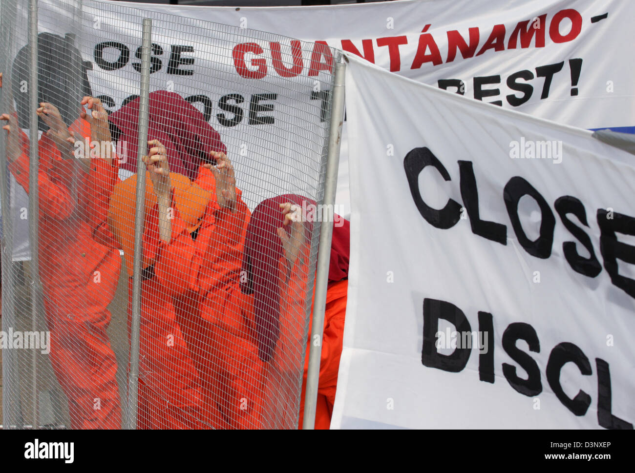 Dressed in symbolic red overalls, members of amnesty international (ai) demonstrate for the shutdown of US-prison camp Guantanamo in front of the US embassy in Berlin, Germany, Wednesday 12 July 2006. The demonstrators put up signs reading 'Close Guantanmo. Disclose the Rest!'. ai also demands an inspection of human rights abuse. Photo: Soeren Stache Stock Photo