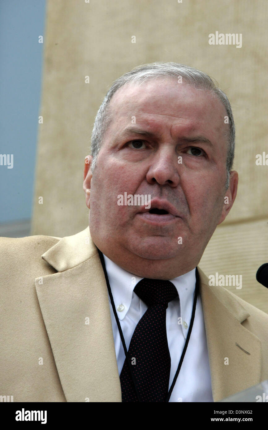 Frank Sinatra jr. speaks at his sister Nancy's new star ceremony on the Hollywood Walk of Fame in Los Angeles, California, USA, Thursday 11 May 2006. Photo: Hubert Boesl Stock Photo