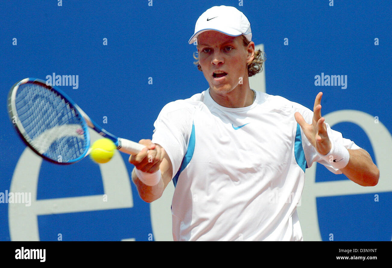 Czech tennis pro Tomas Berdych hits a forehand in his match vs Ecuadorian Nicolas Lapentti at the MercedesCup Weissenhof in Stuttgart, Germany, Friday, 21 July 2006. The sand-court specialists compete for 565,000 euro prize money and a sports car at the 28th MercedesCup Weissenhof. Photo: Harry Melchert Stock Photo