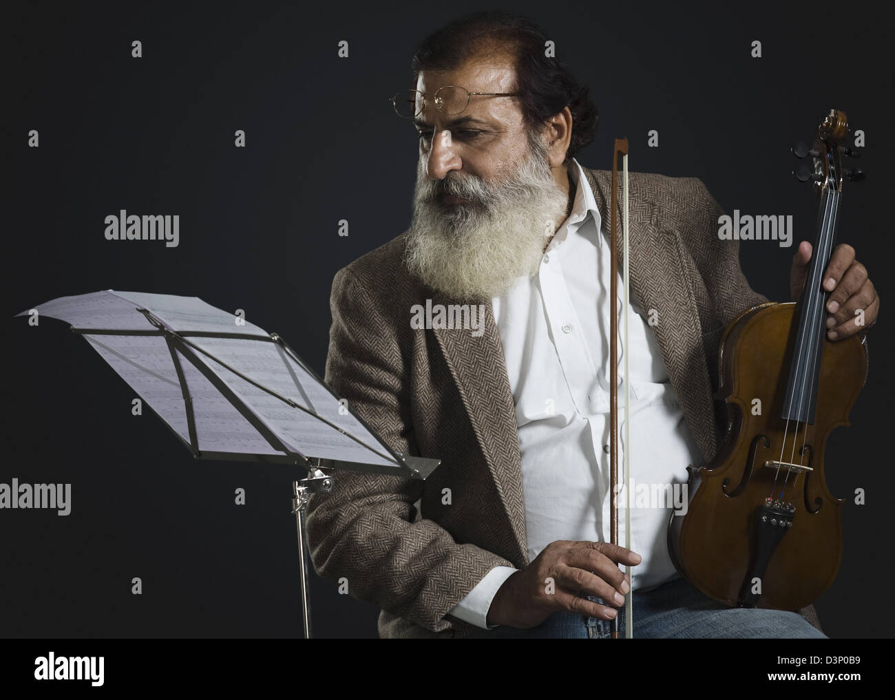 Violinist performing in a concert Stock Photo Alamy