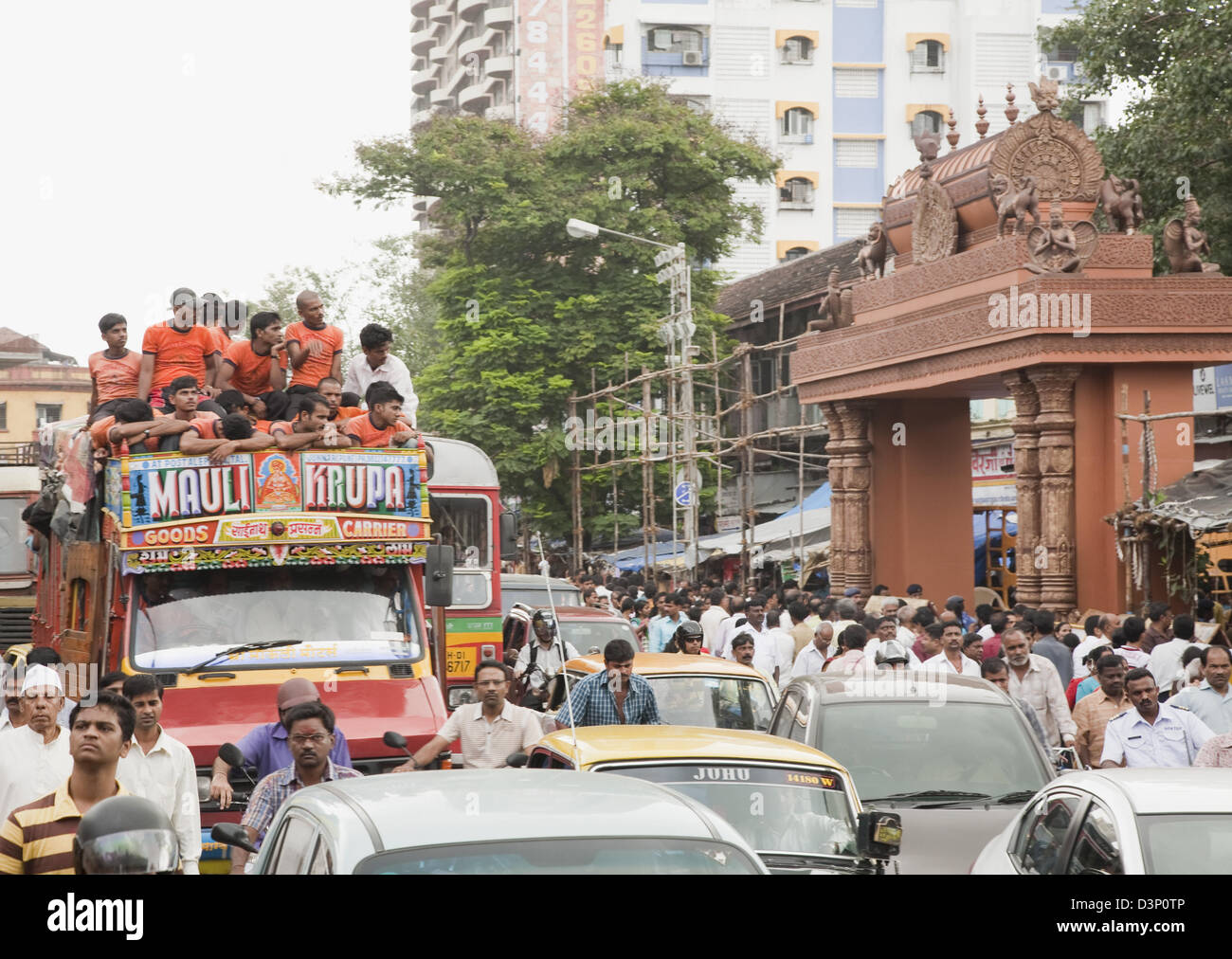 Crowd at a religious procession during Ganpati visarjan ceremony, Mumbai, Maharashtra, India Stock Photo