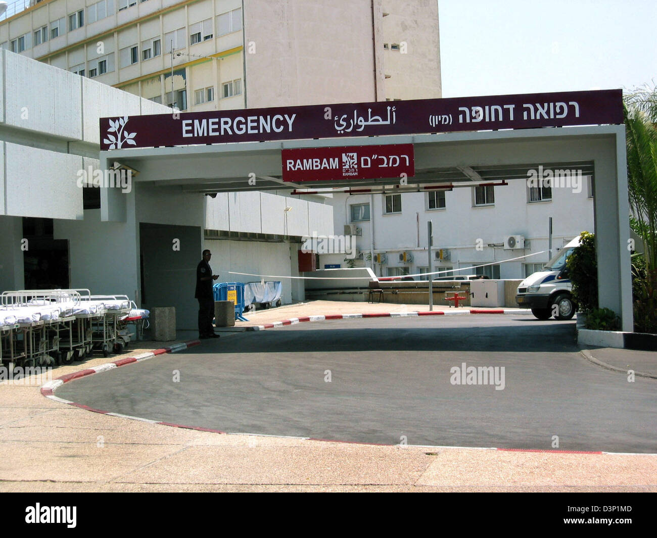 The picture shows the emergency entrance to the Rambam hospital in Haifa, Israel, Sunday, 30 July 2006. Since the beginning of the Israeli-Lebanon crisis two weeks ago more than 400 injured people have been been taken into the hospital. Ongoing air strikes keep the injured as well as the doctors in a constant fight against death since not all people find a place in nearby bunkers d Stock Photo
