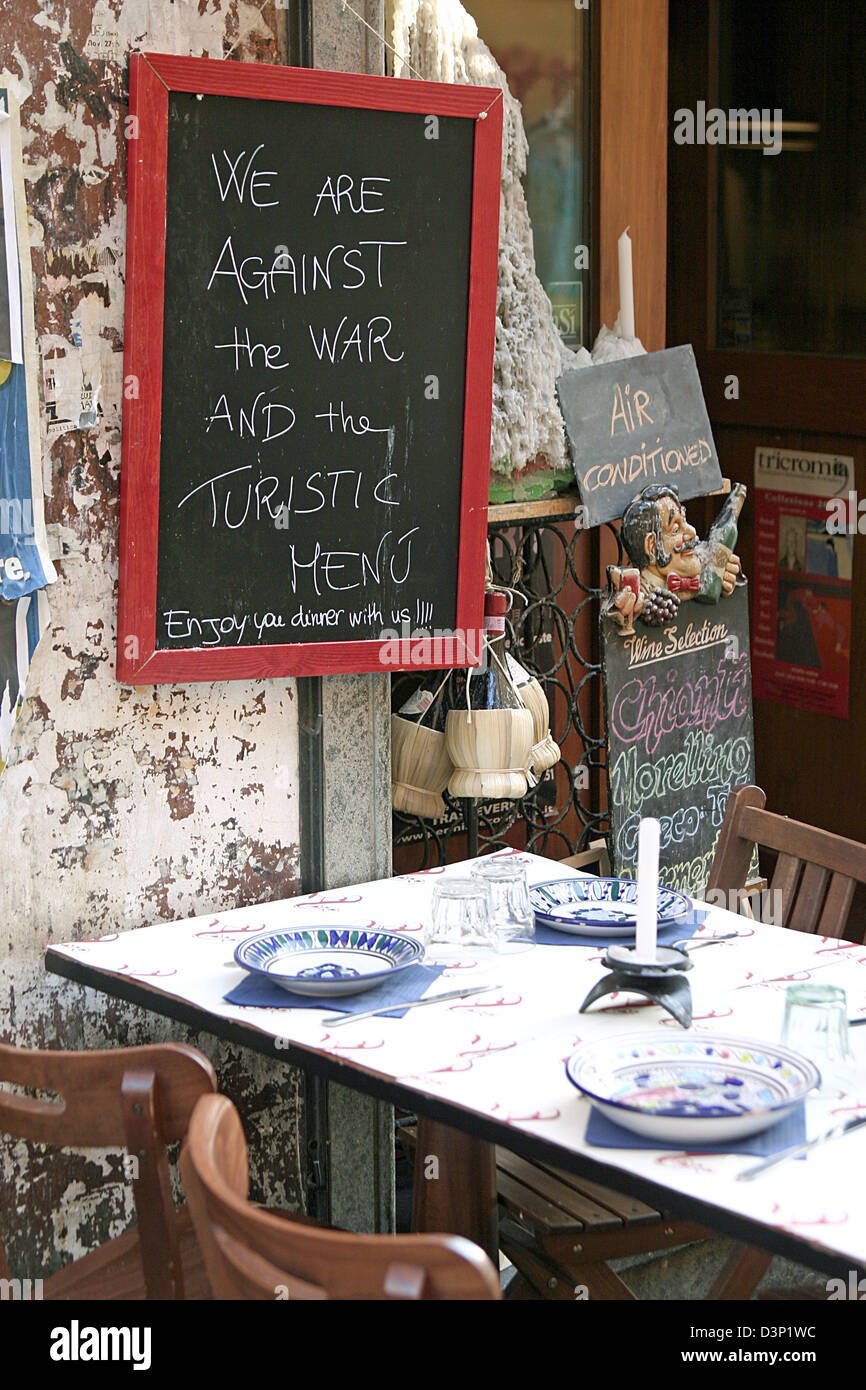 A restaurant has a sign that reads 'We are against the War and the Turistic Menu' in a popular part of Rome, Italy, Wednesday, 19 July 2006. It adresses locals, tourists and pacifists. Photo: Lars Halbauer Stock Photo