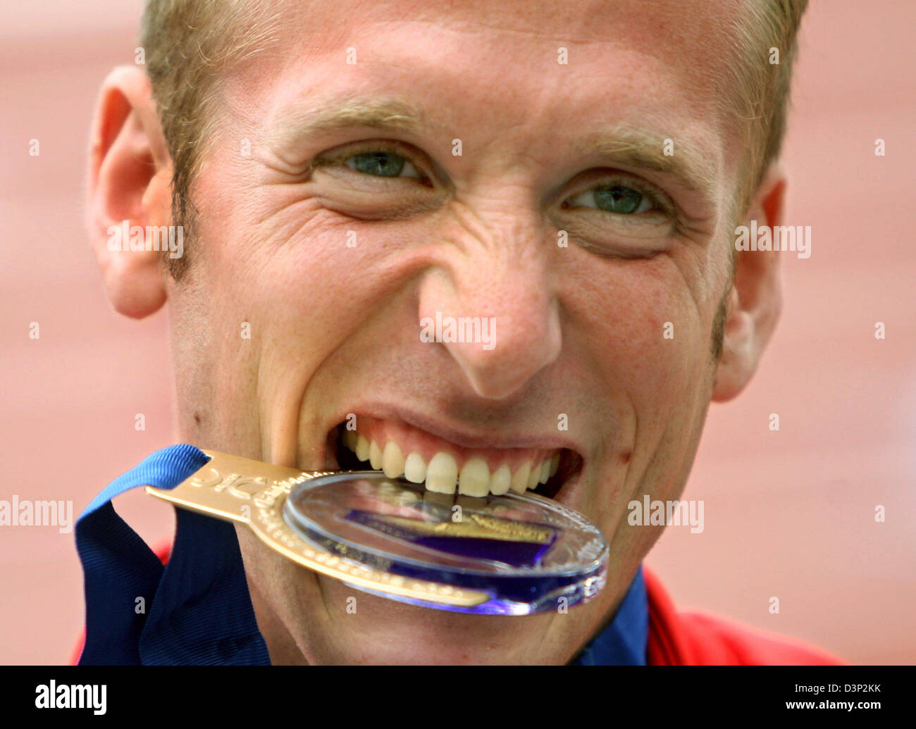 Winner of the Men's 10000 metres, German Jan Fitschen, bites his gold medal at the 2006 European Athletics Championships in Gothenburg's Ullevi stadium, Sweden, Wednesday, 09 August 2006. Photo: Kay Nietfeld Stock Photo