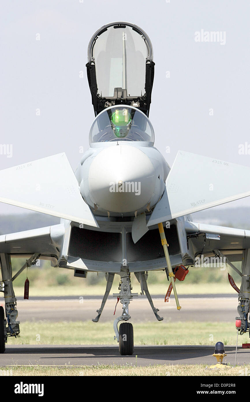 A Eurofighter pursuit jet pictured on the manoeuvering area of the air base Neuburg and der Donau, Germany, 25 July 2006. The fighter squardon 74 is equipped with the new Eurofighter jets. Photo: Stephan Goerlich Stock Photo