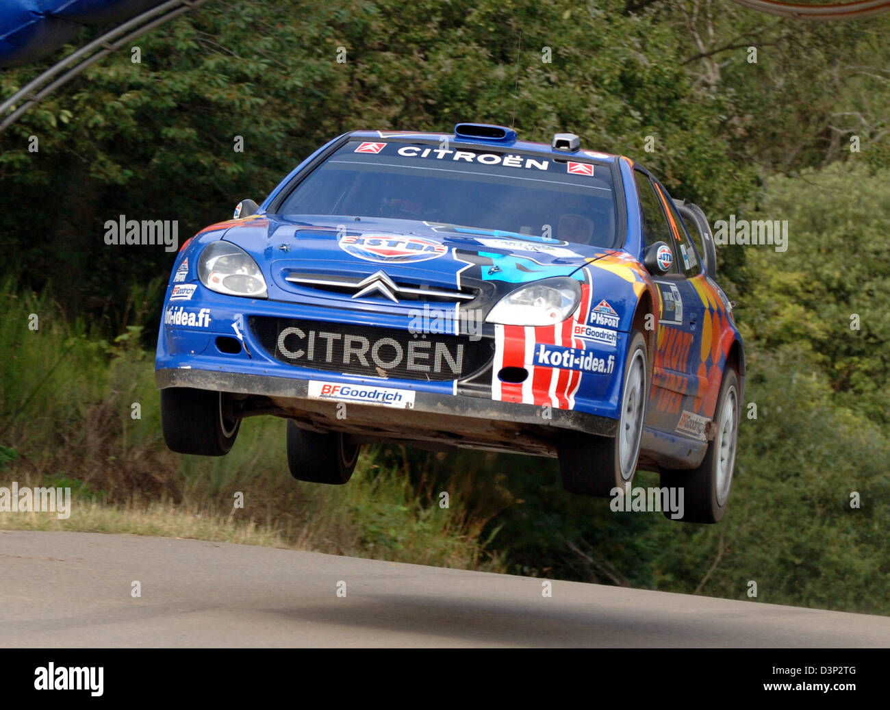 WRC title holder French Sebastien Loeb and Daniel Elena (Monaco) jump in their Citroen Xsara over the knoll 'Gina' at the 'Panzerplatte' stage of the OMV ADAC Rallye Germany in Baumholder, Germany, Saturday, 12 August 2006. The World Rallye Championship (WRC) rallye including 19 stages ends on Sunday, 13 August at the Porta Nigra in Trier. Photo: Harald Tittel Stock Photo