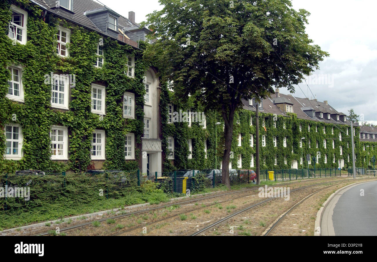 The picture shows a twiner-covered building at Margarethenhoehe Settlement in Essen, Germany, Tuesday 08 August 2006. It is the domicile of the Margarethe Krupp-Foundation promoting public welfare for housing. Margarethe Krupp, wife of industrialist Friedrich Alfred Krupp, lay the cornerstone for the foundation on the occasion of her daughter's wedding 01 December 1906. The foundat Stock Photo