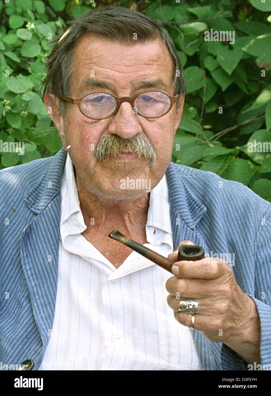 (FILE) - German author and Nobel literature laureate Guenter Grass pictured in his holiday domicile on the island Moehn, Denmark, 5 August 2006. The confession of the 78-year-old having formed part of the Waffen SS during World War II caused a controversy. Photo: Matthias Hoenig Stock Photo