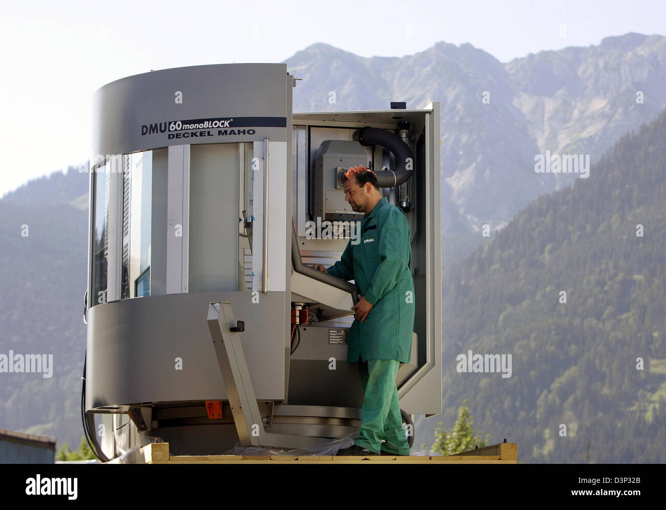 Armin Schneider, employee of 'Deckel Maho', part of the Gildemeister company, installs a control console of the CNC milling machine DMU 60 monoBlock in Pfronten, Germany, Wednesday, 19 July 2006. Photo: Bernd Thissen Stock Photo