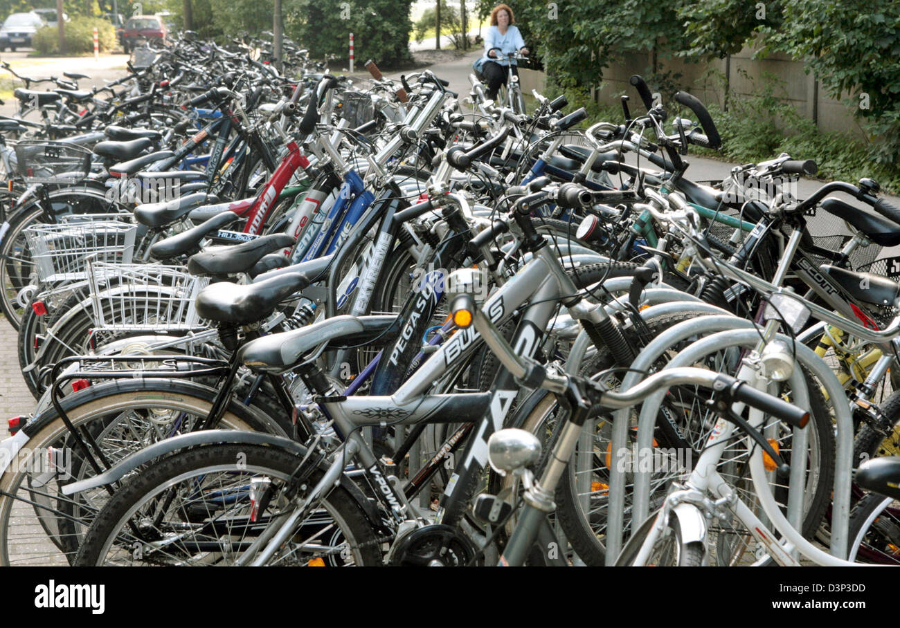 Many bicycles stand attached to bicycle stands in front of the 'Willi-Graf Secondary School' in Willich, Germany, Wednesday, 23 August 2006. Photo: Achim Scheidemann Stock Photo