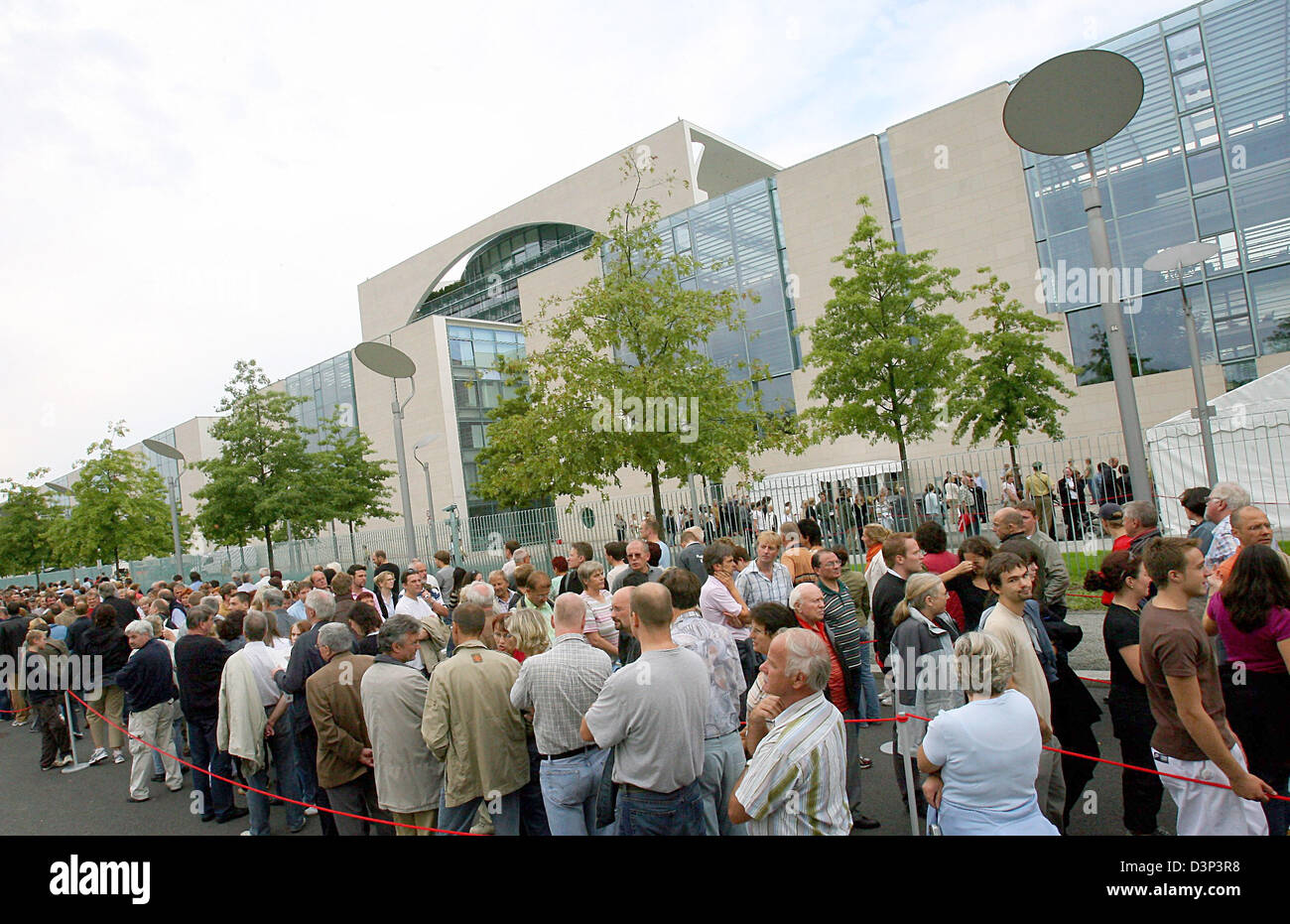 The photo shows a long queue of visitors in front of the Chancellor's Office during the government's 'day of open doors' in Berlin, Germany, Saturday, 26 August 2006. Photo: Steffen Kugler Stock Photo