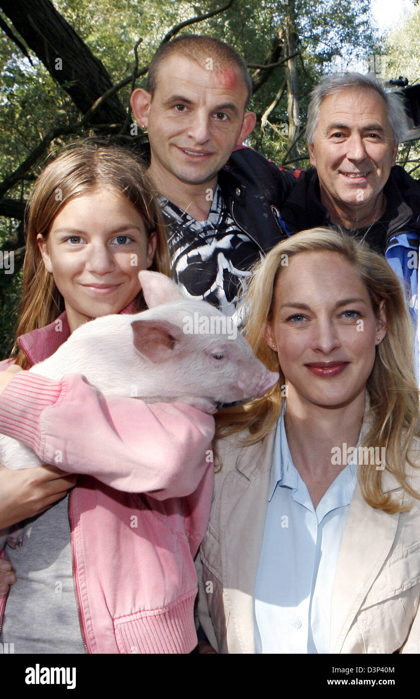 (L-R) Junior actress Sina Richardt, leading actora Dominique Horwitz and Sophie von Kessel and director Peter Timm pictured at the shooting to 'Race pig Rudi Ruessel 2 - Rudi runs again' in Bad Freienwalde, Germany, Monday, 28 August 2006. Eleven years after the box office hit with the quick pig, director Timm shoots the follow-on of the turbulent family comedy. Photo: Nestor Bachm Stock Photo