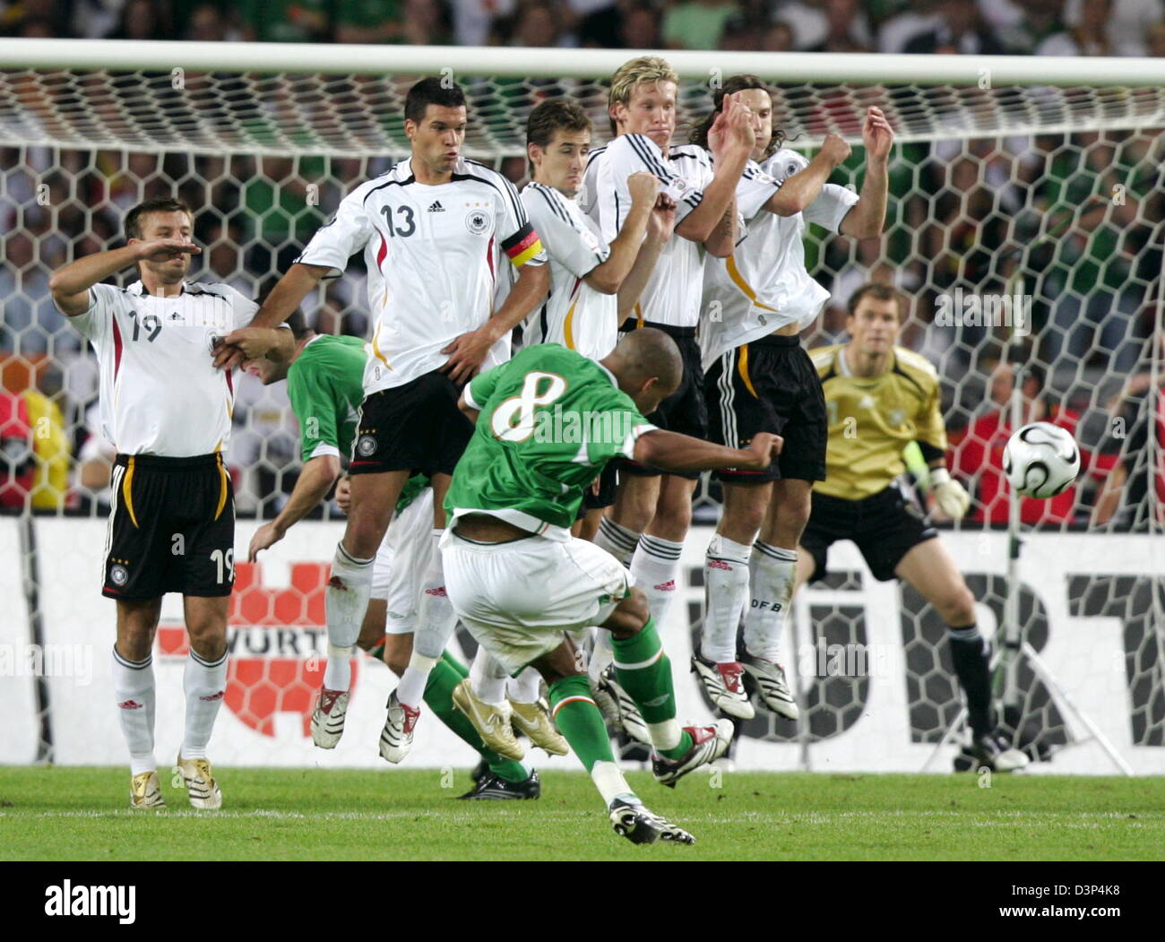Irish international Steven Reid (C front) drives a free kick past the German wall during the Euro2008 qualifier Germany vs Ireland in the Gottlieb Daimler stadium of Stuttgart, Germany, 02 September 2006. Photo: Matthias Schrader Stock Photo