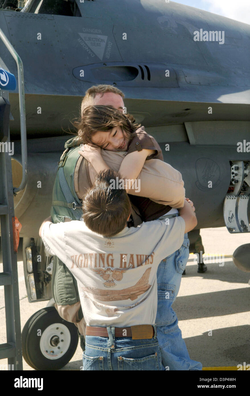 Leutenant Colonel Allan Woodcock (C) is welcomed home by his children Riley (L) and Jacob at the US air base Spangdahlem, Germany, Monday, 4 September 2006. The pilot had returned from Irak. Photo: Harald Tittel Stock Photo