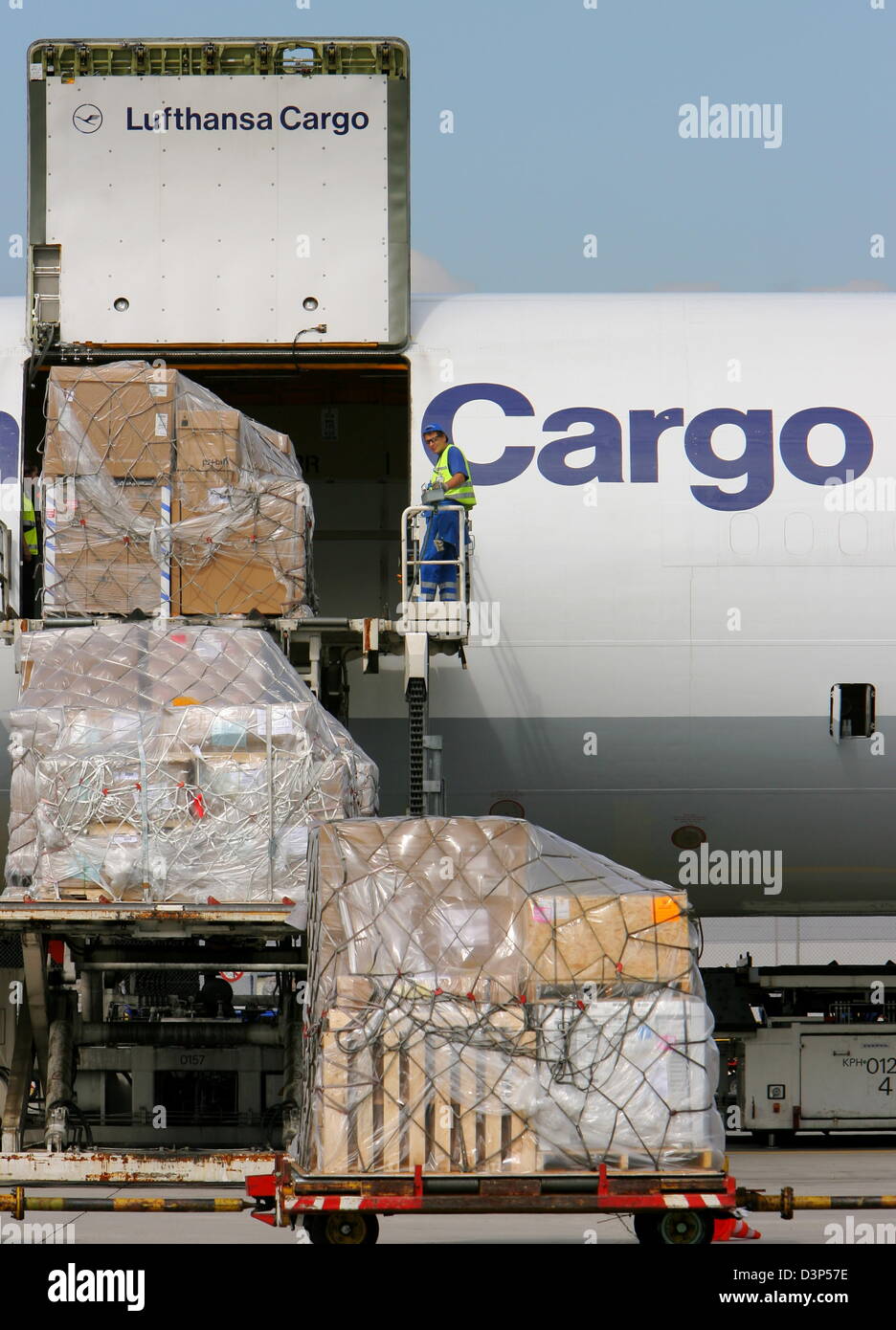 A Lufthansa Cargo MD-11 freighter plane is unloaded at the cargo area of the airport in Frankfurt Main, Germany, Tuesday, 5 September 2006. Lufthansa Cargo AG runs 19 MD-11F freighter planes. Lufthansa serves more than 500 destinations. Photo: Arne Dedert Stock Photo