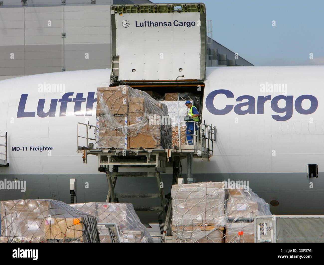 A Lufthansa Cargo MD-11 freighter plane is unloaded at the cargo area of the airport in Frankfurt Main, Germany, Tuesday, 5 September 2006. Lufthansa Cargo AG is a 100% daughter of Lufthansa and runs 19 MD-11F freighter planes. Lufthansa serves more than 500 destinations worldwide. Photo: Arne Dedert Stock Photo