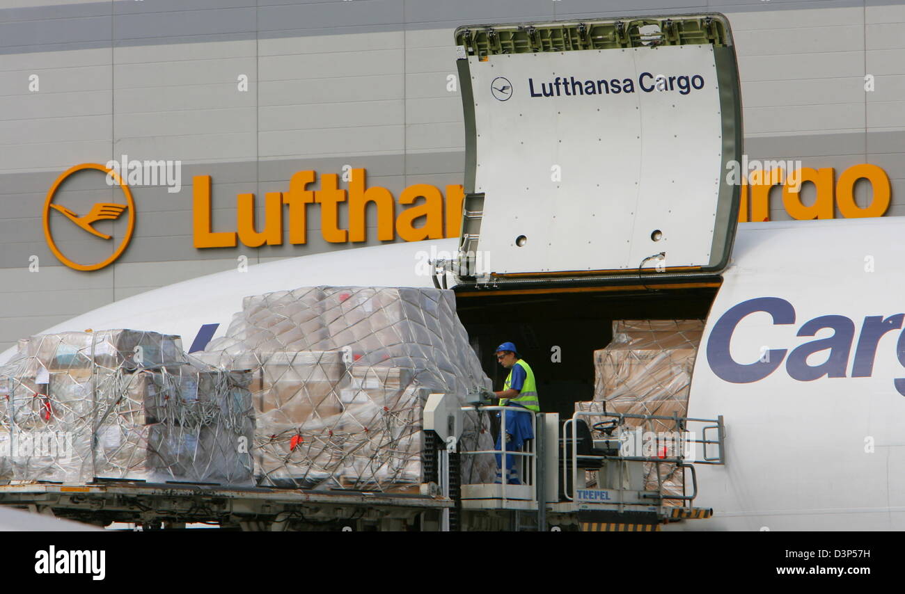 A Lufthansa Cargo MD-11 freighter plane is unloaded at the cargo area of the airport in Frankfurt Main, Germany, Tuesday, 5 September 2006. Lufthansa Cargo AG is a 100% daughter of Lufthansa and runs 19 MD-11F freighter planes. Lufthansa serves more than 500 destinations worldwide. Photo: Arne Dedert Stock Photo