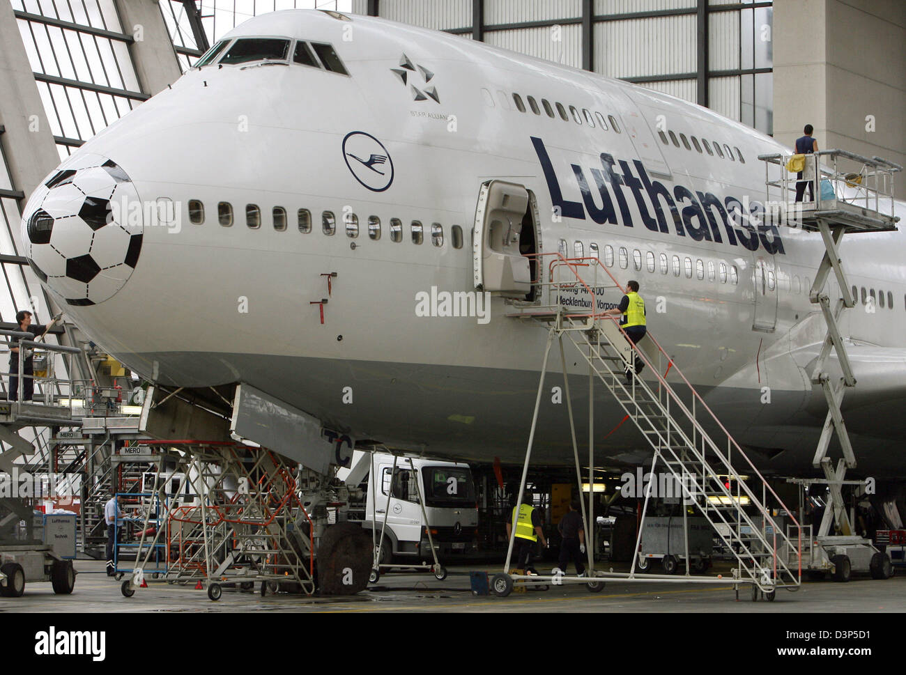 Engineers conduct a visual inspection of the fuselage exterior of a Boeing 747 by Lufthansa at the airline's dockyard in Frankfurt, Germany, Monday 14 August 2006. Photo: Boris Roessl Stock Photo