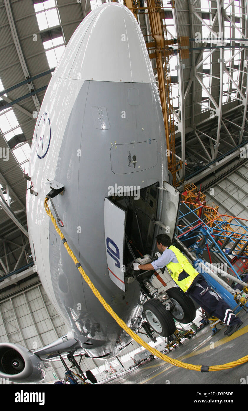 An engineer checks the undercarriage of an Airbus by Lufthansa at the airline's dockyard in Frankfurt, Germany, Monday 14 August 2006. Photo: Boris Roessl Stock Photo