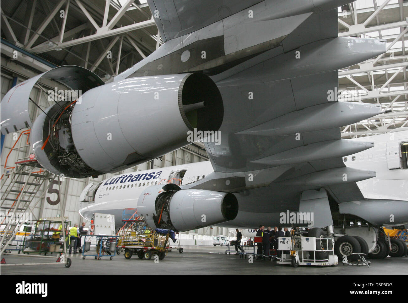 Engineer maintain an Airbus by Lufthansa at the airline's dockyard in Frankfurt, Germany, Monday 14 August 2006. Photo: Boris Roessl Stock Photo