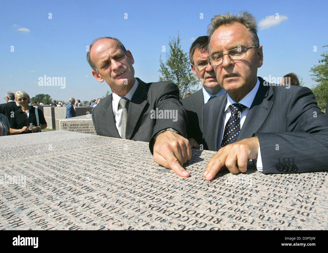 Hans-Juergen Papier (R), President of the Federal Constitutional Court of Germany, and Reinhard Fuehrer (C), Chairman of the 'Volksbund Deutsche Kriegsgraeberfuersorge', shown at the military cemetary for German soldiers in Rossoschka near Wolgograd (former Stalingrad), Russian Federation, Saturday, 9 September 2006. The cemetary was inaugurated on this day. Photo: Uwe Zucchi Stock Photo