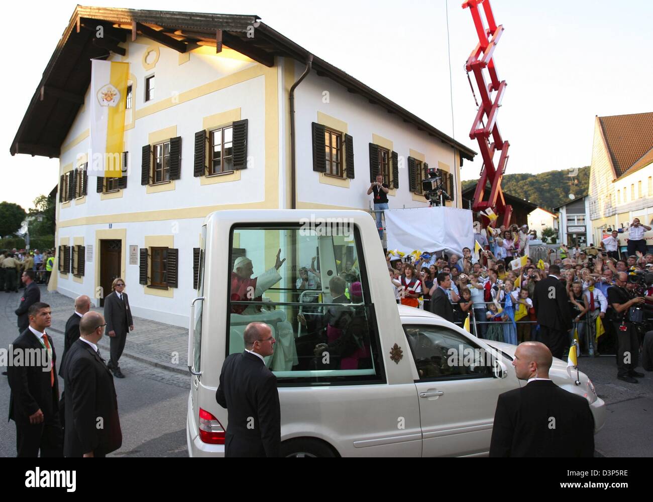 Pope Benedict XVI drives with the popemobile past his birthplace in Marktl am Inn, Germany, Monday 11 September 2006. The pope pays a visit to his home state Bavaria until 14 September 2006. Photo: Peter Kneffel Stock Photo