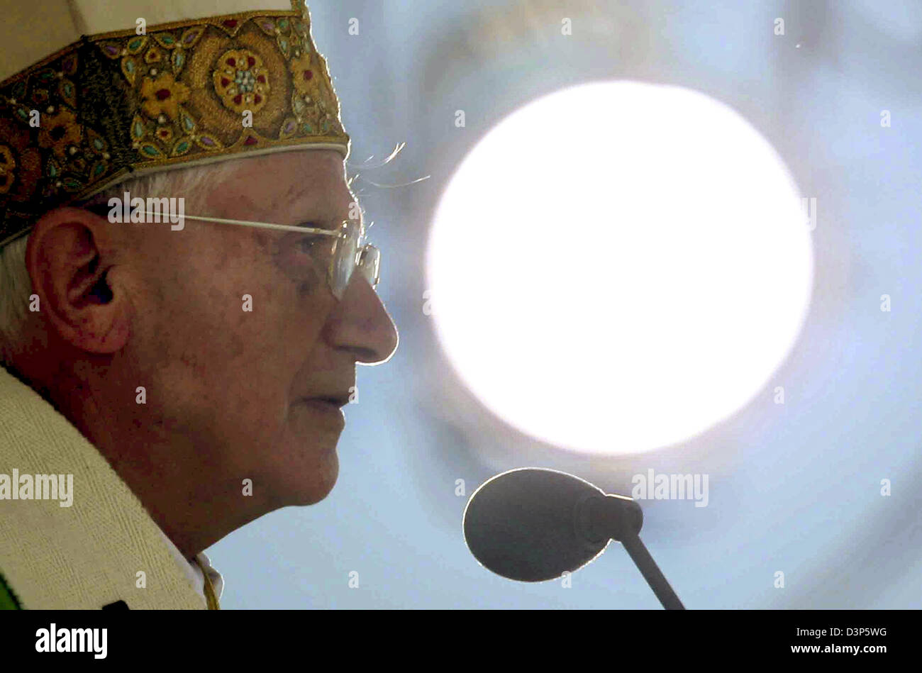 Pope Benedict XVI pictured in the light of a spotlight during a mass in Munich, Germany, 10 September 2006. The pope pays a visit to his home state Bavaria until 14 September 2006. Photo: Matthias Schrader Stock Photo