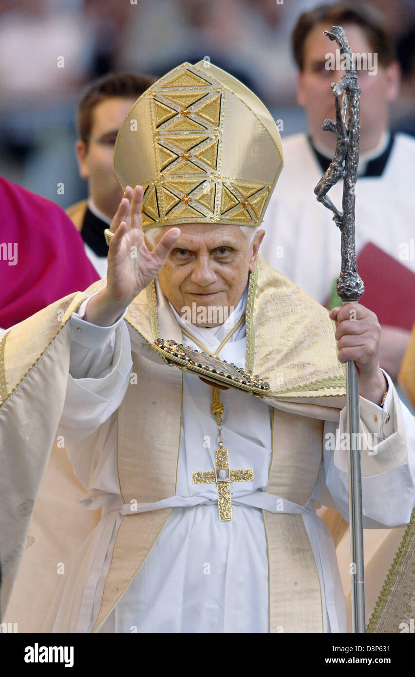 Pope Benedict XVI salutes in the Cathedral of Saint Peter in Regensburg ...