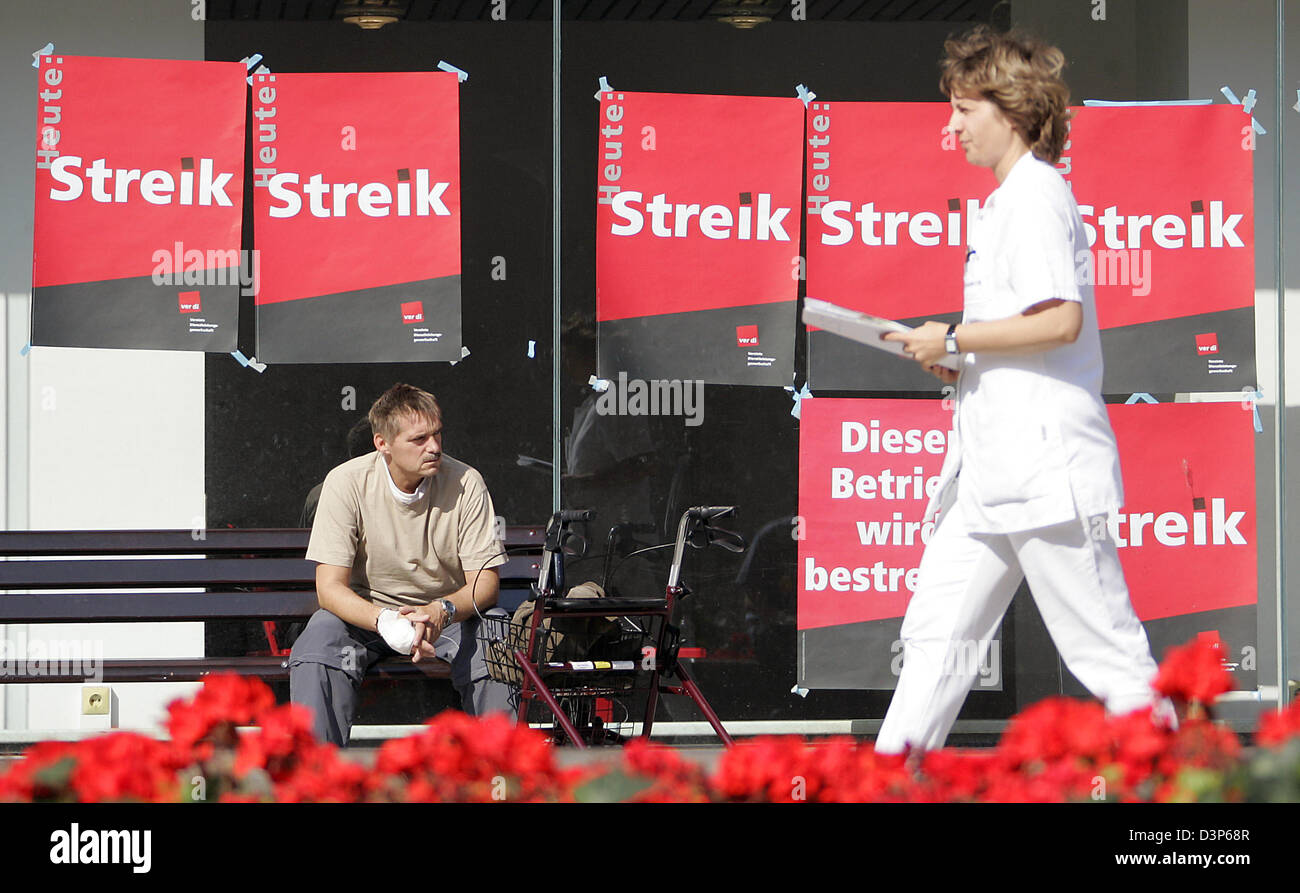 A patient sits outside the Charité-Hospital in Berlin, Friday, 15 September 2006. The labour dispute of hospital employees had begun three days ago, after the collective negotiations for the non-medical staff failed. Photo: Michael Hanschke Stock Photo