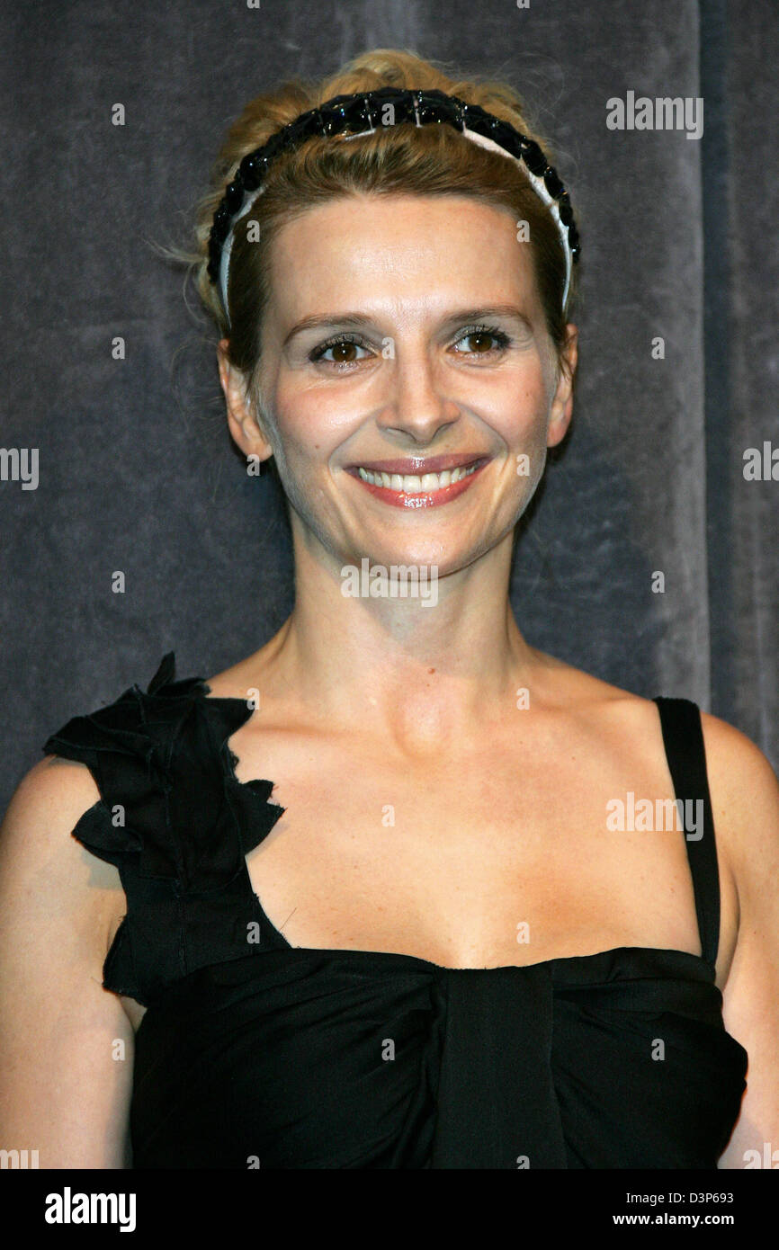 Juliette Binoche attends a press conference for her new film, 'Breaking and Entering' during the International Film Festival in Toronto, Canada, Wednesday, 13 September 2006. Photo: Hubert Boesl Stock Photo