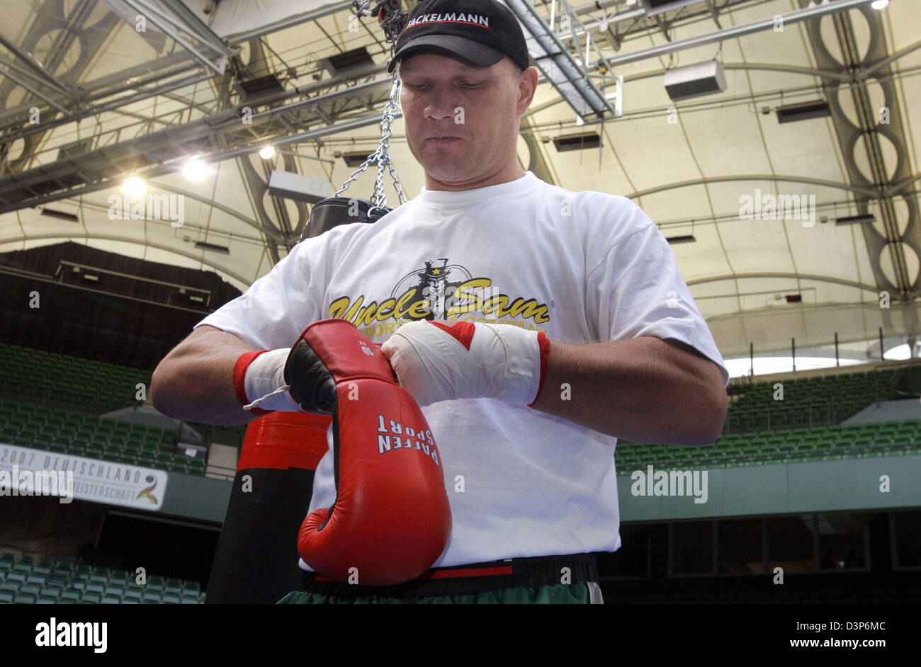 Former pro boxer German Axel Schulz prepares for a training for the press  in Halle/Westfalen, Germany, Tuesday, 19 September 2006. Schulz will fight  US boxing pro Brian Minto in his comeback bout