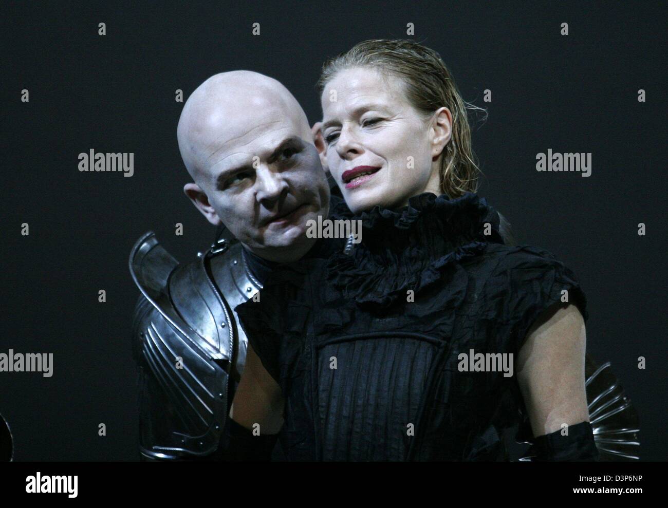 Corinna Kirchhoff as Queen Isabeau (R) and Veit Schubert (L) as Count Philip pictured during the dress rehearsal of 'The Maid of Orelans' by Friedrich Schiller in Berlin, Germany, 13 September 2006. The staging of Claus Peymann premieres on 15 September 2006. Photo: Claudia Esch-Kenkel Stock Photo