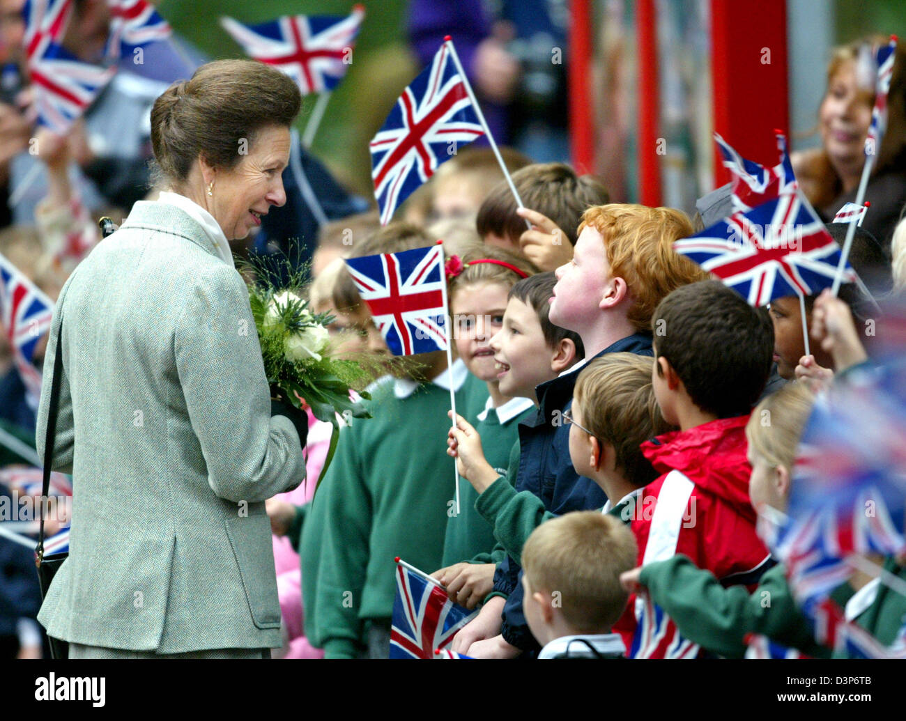 Princess Anne is welcomed by school children at the British army barracks in Moenchengladbach, Germany, Tuesday, 19 Spetember 2006. The princess takes care of the needs of the wives, husbands and children of the British soldiers deployed in Afghanistan as honoury colonel of the Royal Signals and Royal Logistic Corps. Photo: Roland Weihrauch Stock Photo