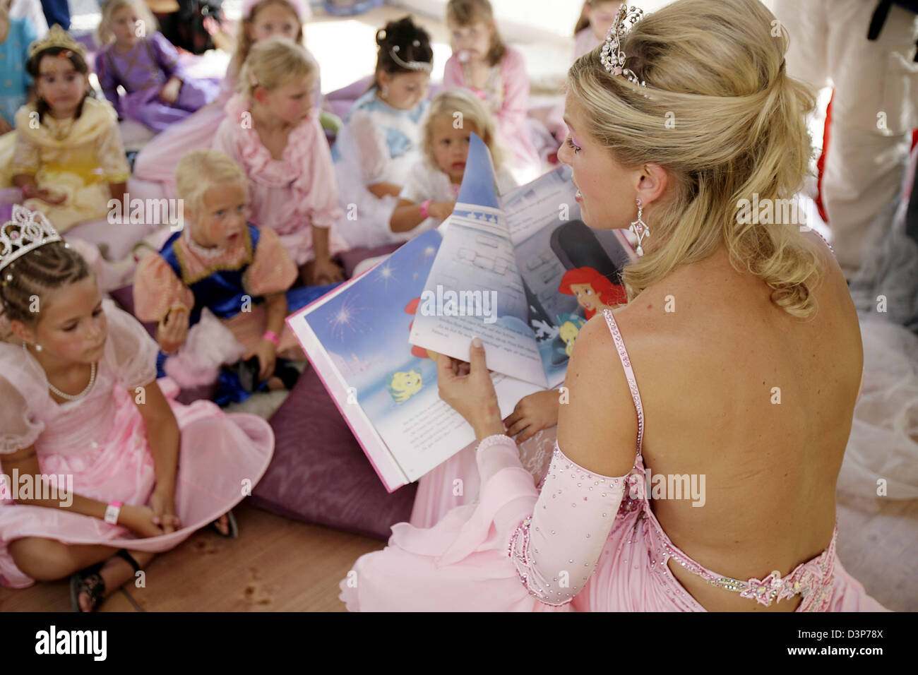 Princess Maja Synke of Hohenzollern reads a story to children in Ludwigsburg, Germany, Sunday, 24 September 2006. The patronate of the foundation 'Schattenkinder e.V.' was handed a 10,000 euro cheque at the 'Disney Princess Ball' for her foundation. The 'Disney Pricess Ball' is a joint action of the publishing company Egmont Ehapa, the German Association of Dance Instructors and Di Stock Photo