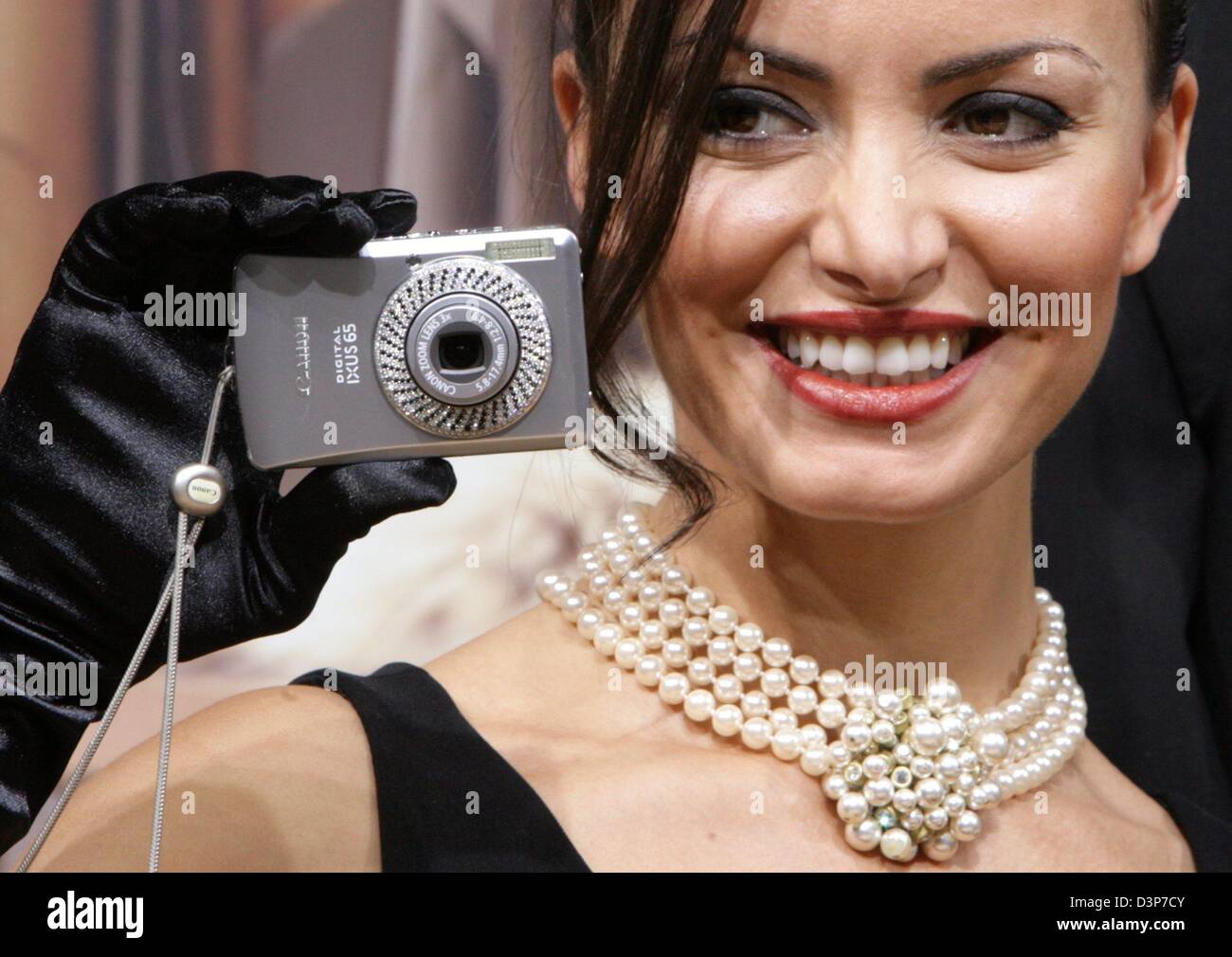 A model dressed as Audrey Hepburn presents a 'Canon Digital Ixus 65' digital camera at the trade fair 'Photokina' in Cologne, Germany, Monday, 25 Septmeber 2006. The world's largest photography trade fair will take place until 1st October 2006. Photo: Federico Gambarini Stock Photo