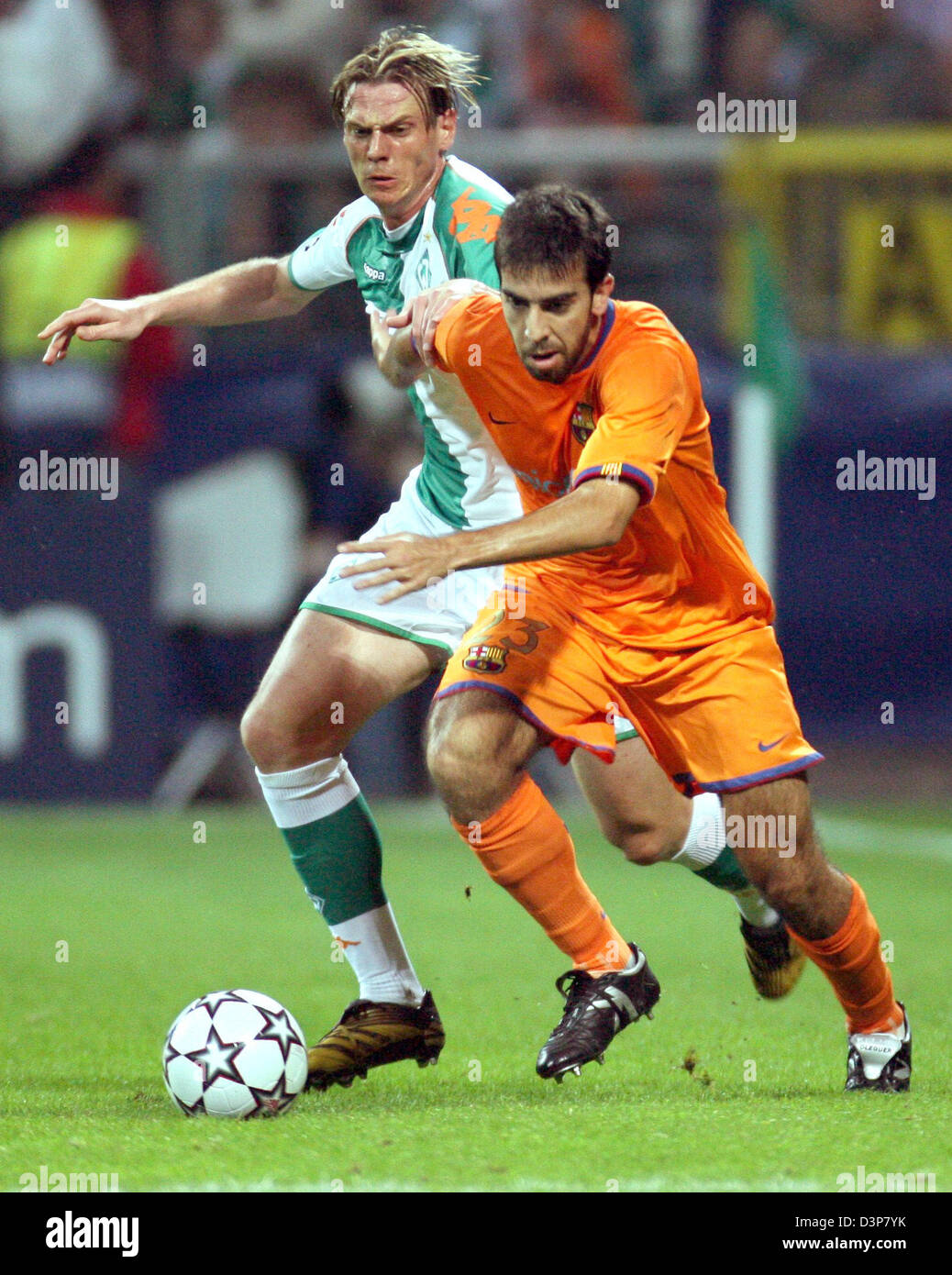 FC Barcelona's Presas Oleguer (R) vies with SV Werder Bremen's Tim Borowski for the ball during the UEFA Champions League first round match at the Weser stadium in Bremen, Germany, Wednesday, 27 September 2006. Photo: Kay Nietfeld Stock Photo