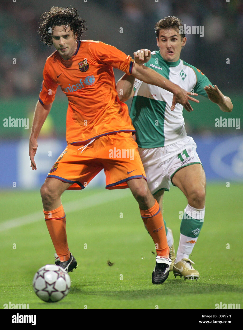 fc-barcelonas-thiago-motta-l-vies-with-sv-werder-bremens-miroslav-D3P7YN.jpg