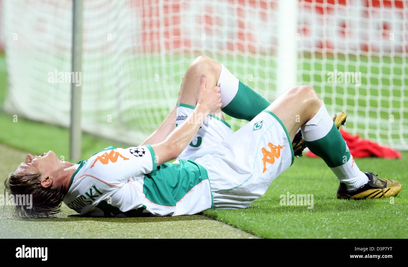 SV Werder Bremen's Tim Borowski is in pain during the UEFA Champions League first round match against FC Barcelona at the Weser stadium in Bremen, Germany, Wednesday, 27 September 2006. Photo: Kay Nietfeld Stock Photo