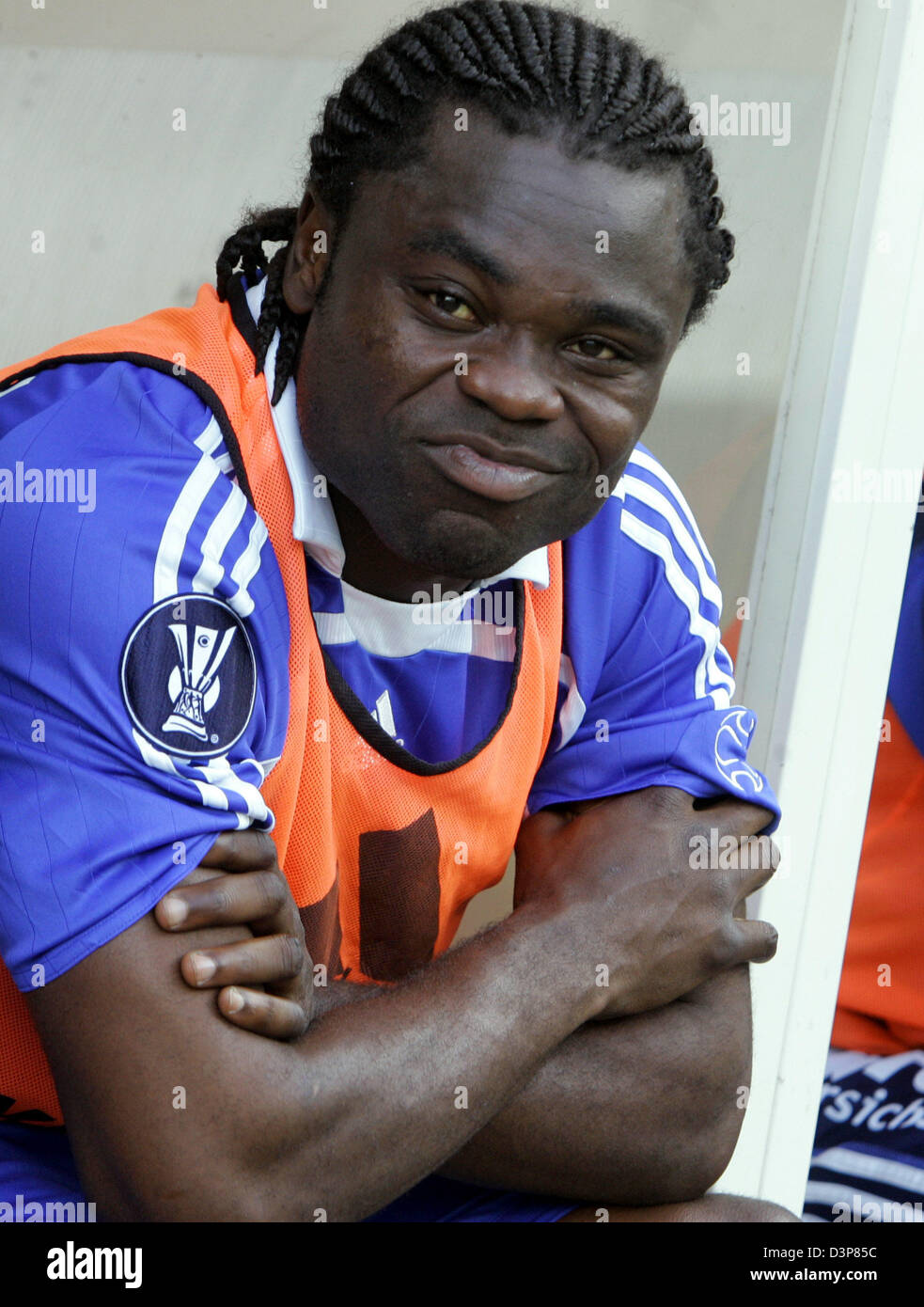 Geral Asamoah of Schalke sits on the substitute bench before the UEFA Cup prelim match AS Nancy Lorraine vs FC Schalke 04 in Nancy, France, Thursday, 28 September 2006. The German international was rudely attacked by Nancy's Pape Diakhata 20 minutes after his entrance breaking his shin and lower leg. Schalke was defeated 1-3 failing to move up to the group phase. Photo: Bernd Thiss Stock Photo