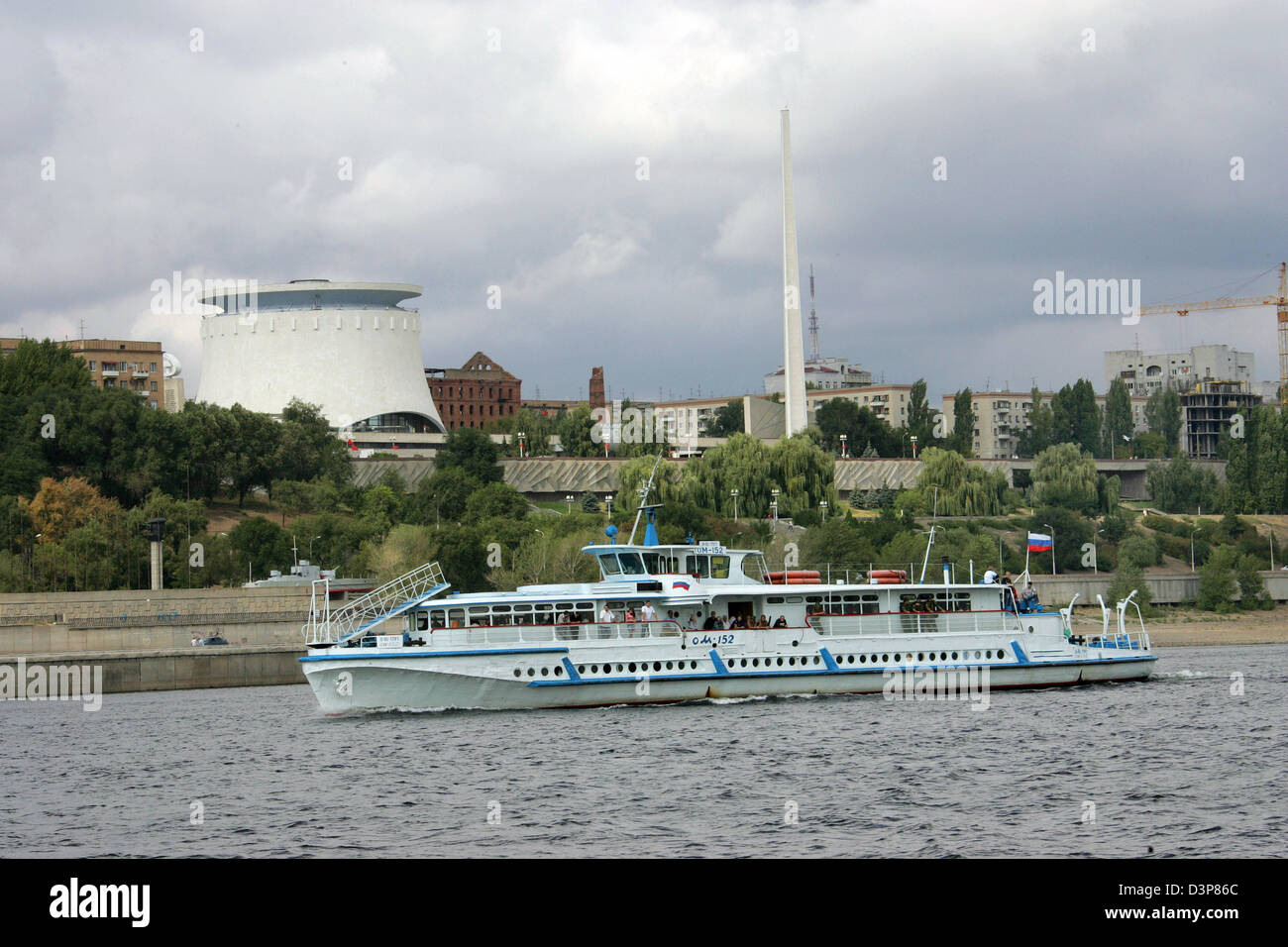 View over an excursion boat on the Volga river on the panoramic museum of Volgograd, Russia, 10 September 2006. The museum hosts a panoramic painting as well as exhibits of the Battle of Stalingrad. Photo: Uwe Zucchi Stock Photo