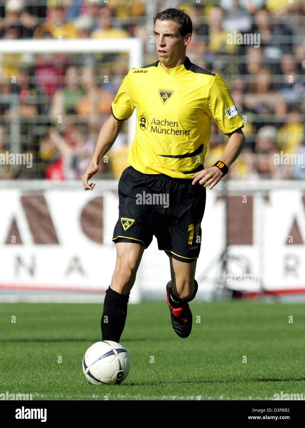 Jan Schlaudraff of Aachen leads the ball during the Bundesliga match Alemannia Aachen vs VfL Bochum at the Tivoli stadium of Aachen, Germany, Saturday, 30 September 2006. The 23-year-old was nominated for the national side by head coach Joachim Loew this week. Photo: Rolf Vennebernd (ATTENTION: BLOCKING PERIOD! The DFL permits the further utilisation of the pictures in IPTV, mobile Stock Photo