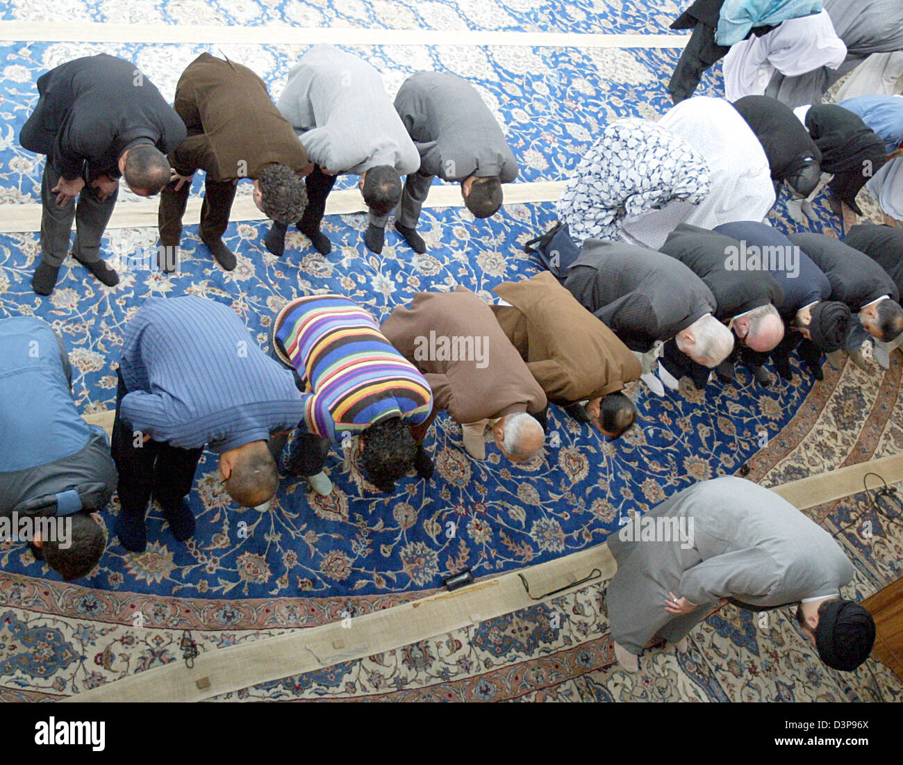 Muslime Muslims pray at an open house of the Imam Ali mosque in Hamburg ...
