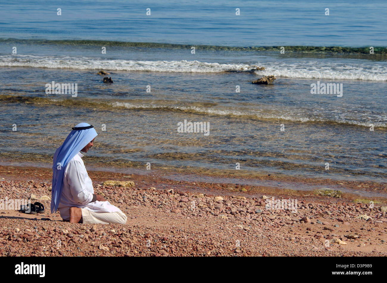 Muslim praying hi-res stock photography and images - Alamy