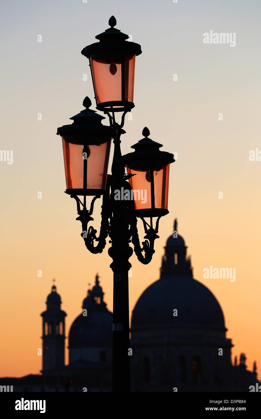 Lamp post silhouette hi-res stock photography and images - Alamy