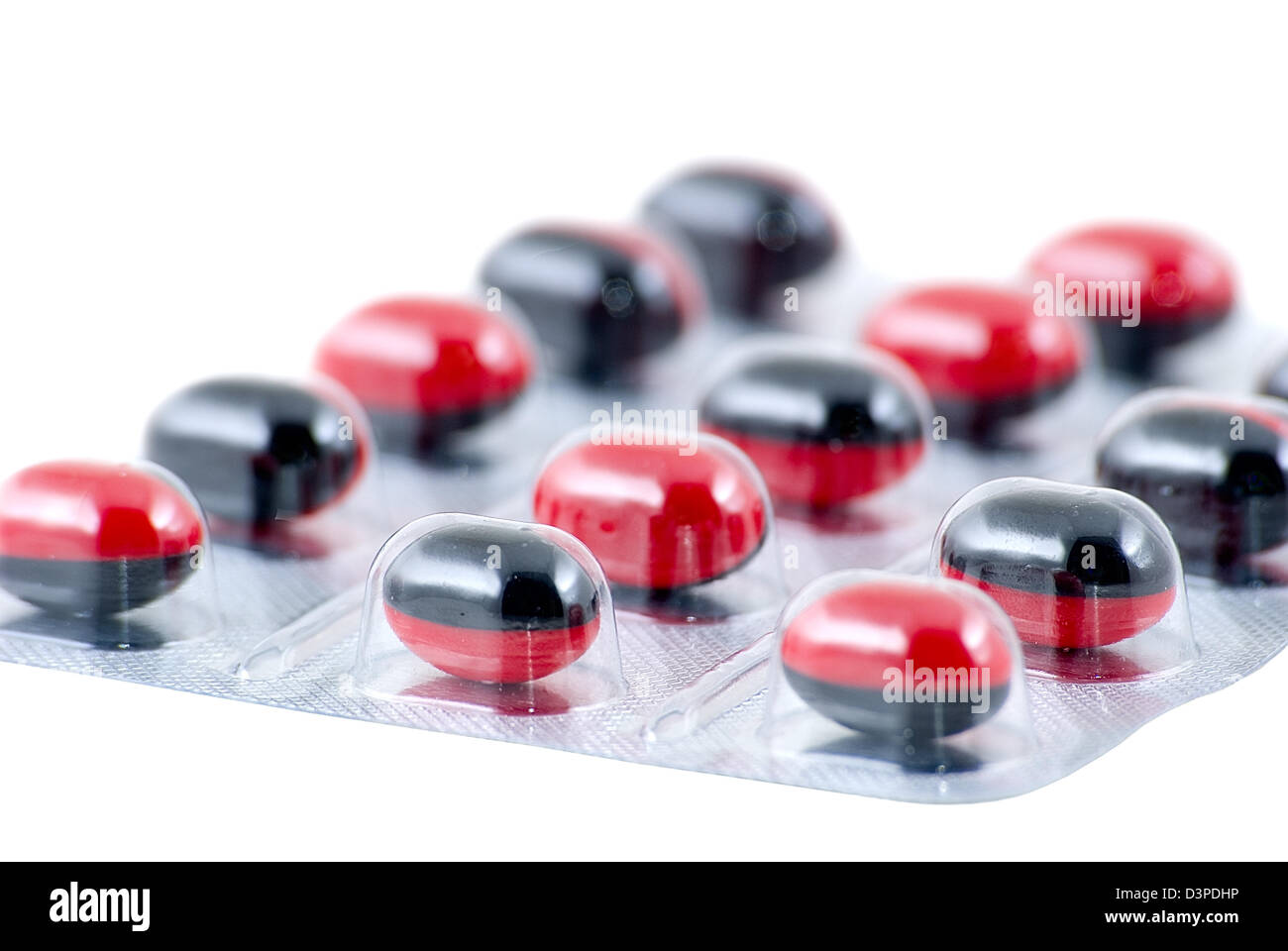 Красная таблетка для мужчин. Таблетки красно-черного. Красно черные капсулы. Черно красные таблетки. Капсулы черно-красные лекарство.