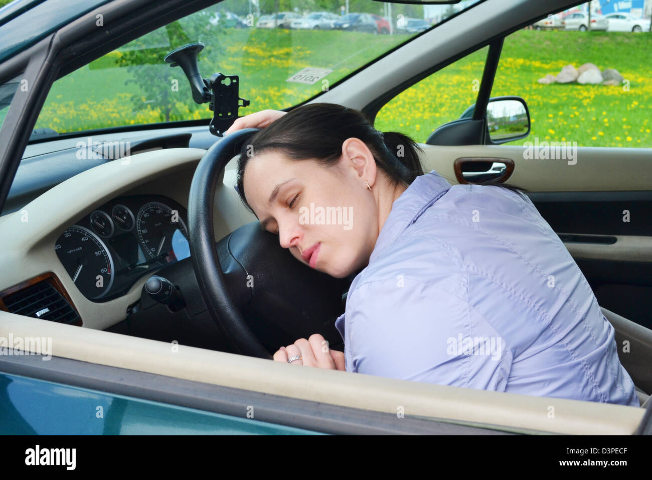 девушка спит на заднем сидении. девушка спит в машине. девушка в машине спиют. лежит на машине. девушка спит на заднем сидении.