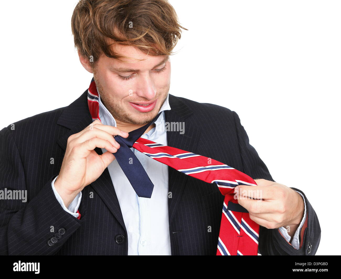 Где завязывают мальчиков. Мужчина в галстуке. Мужчина завязывает галстук. Ослабленный галстук. Подросток в галстуке.