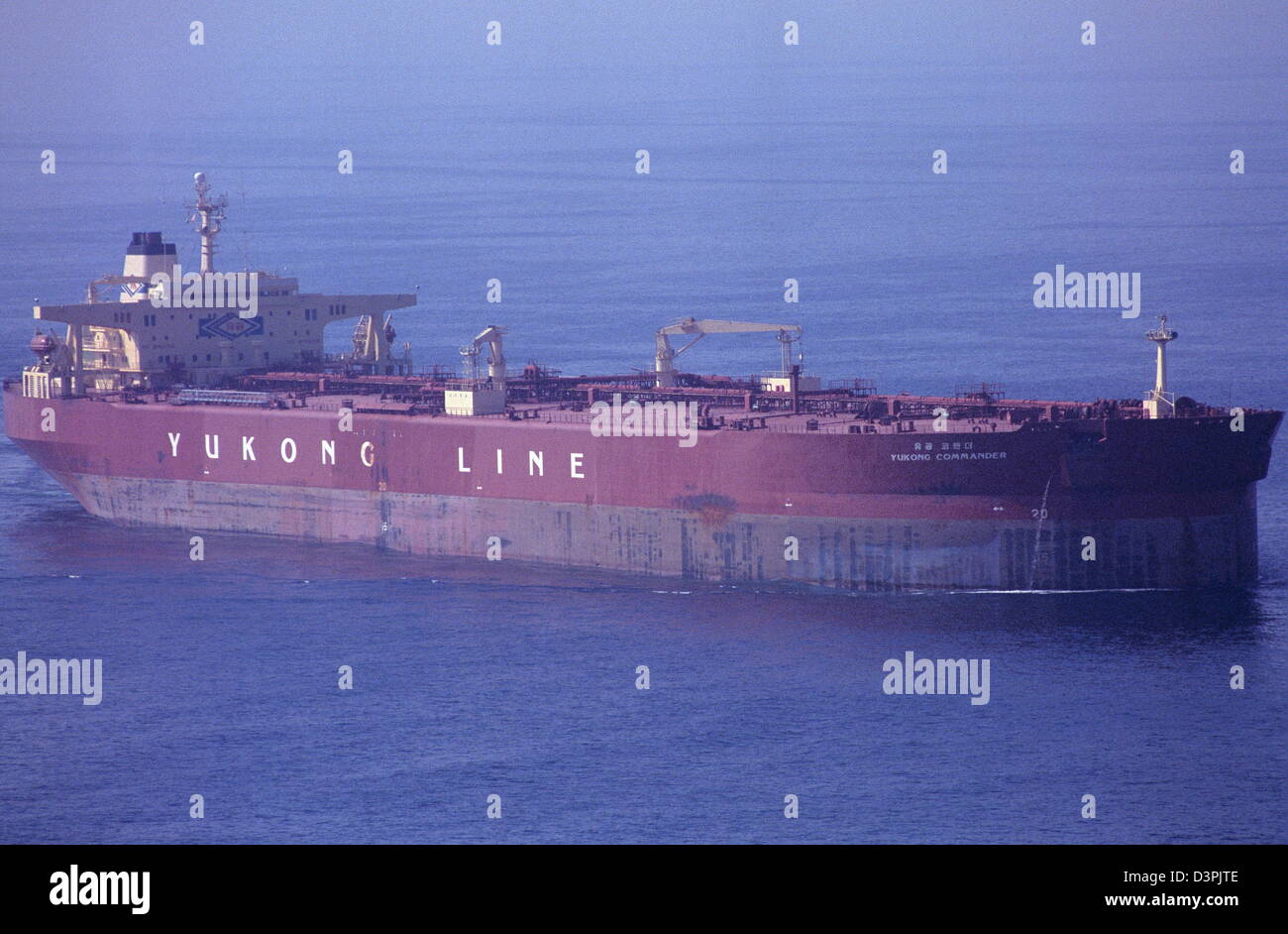 An oil supertanker in the Fujairah anchorage, just off the Straits of Hormuz in the Indian Ocean. Stock Photo